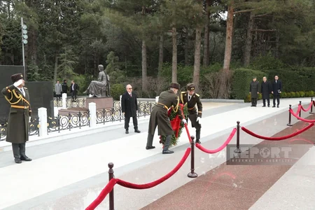 Türkiyənin Azərbaycandakı yeni səfiri Fəxri və Şəhidlər xiyabanlarını ziyarət edib