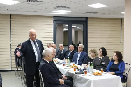 Baş prokuror Kamran Əliyev prokurorluğun veteranları ilə görüşüb