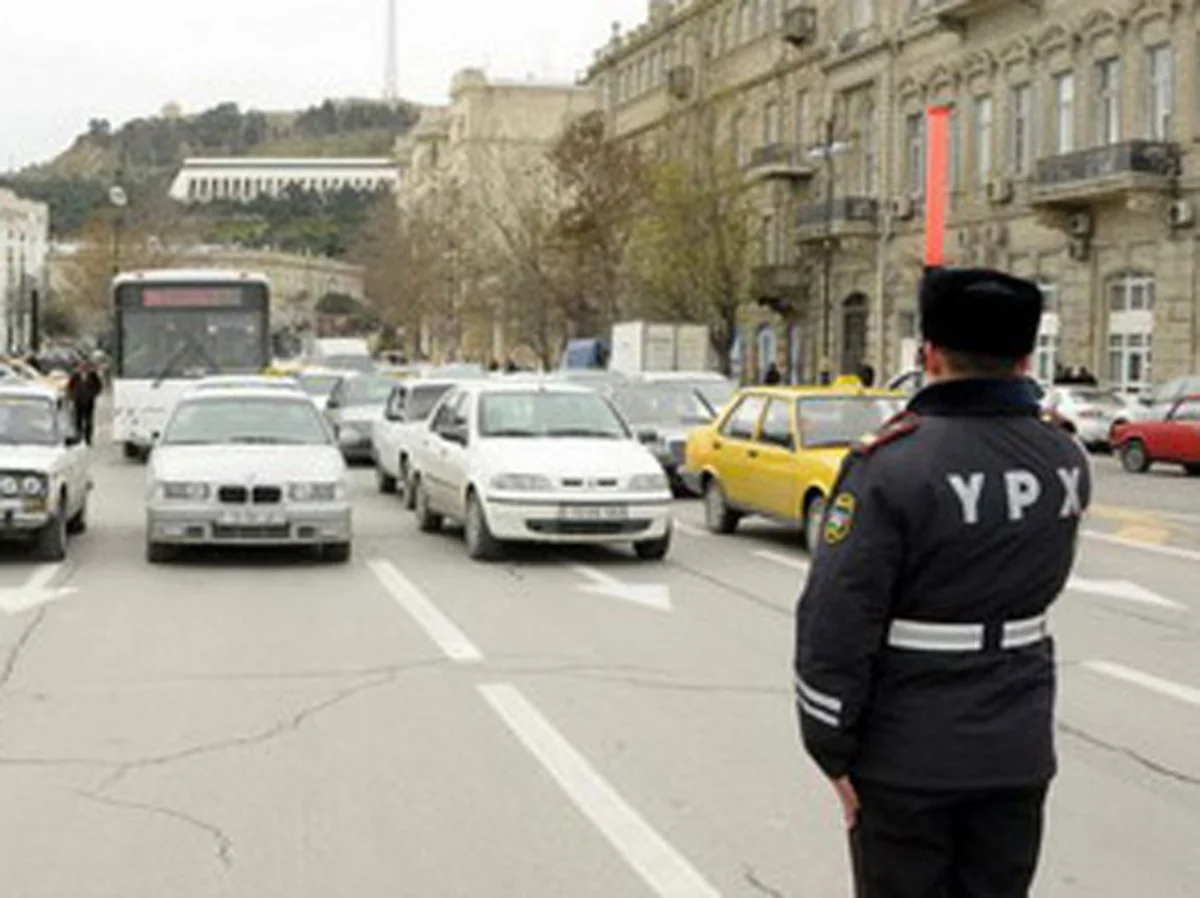 ​Bakıda polisdən qaçan sürücü maşını divara çırpıb