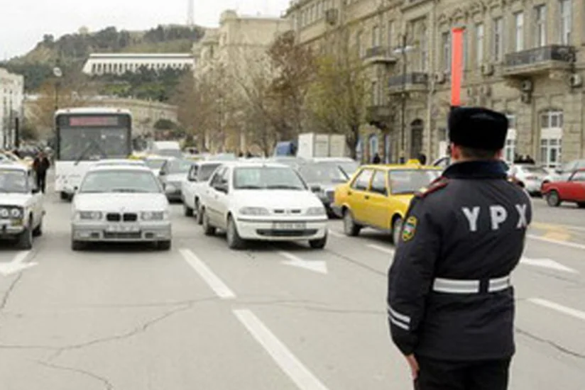​Bakıda polisdən qaçan sürücü maşını divara çırpıb