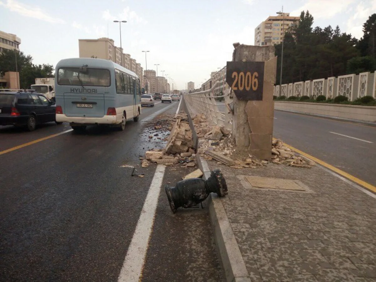 Bakıda baş vermiş qəza yol təsərrüfatına ziyan vurub - FOTO