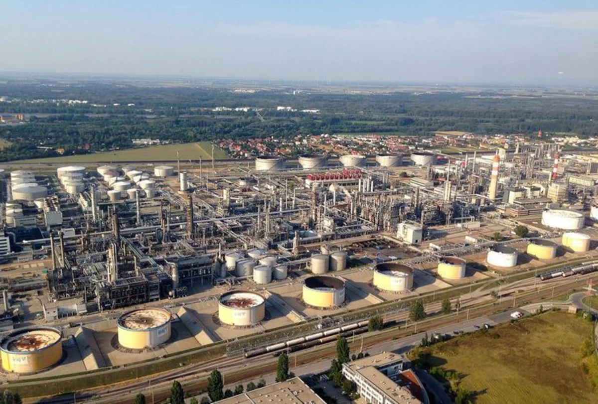 US building oil refinery in Syria