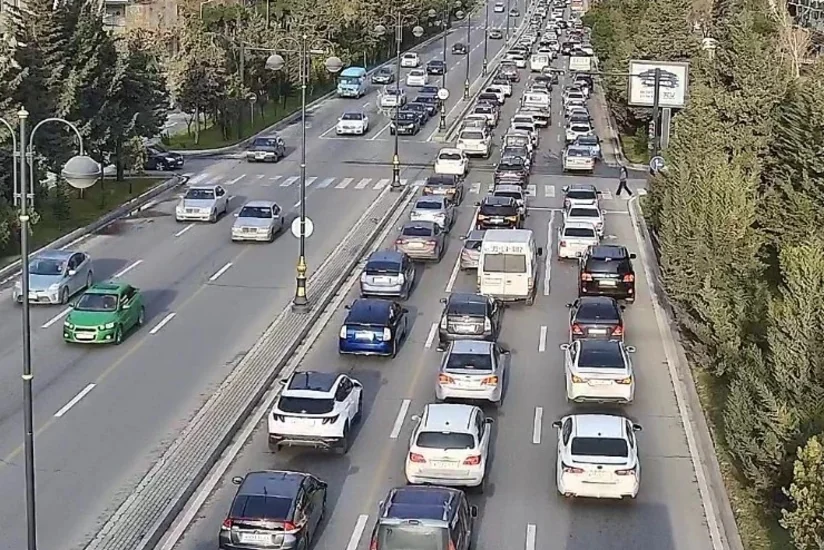 Bakının bir sıra yollarında nəqliyyatın sıxlığı müşahidə olunur