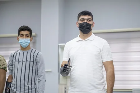 Yuxarı ətrafları amputasiya olunan qazilər son nəsil protezlərlə təmin olunub