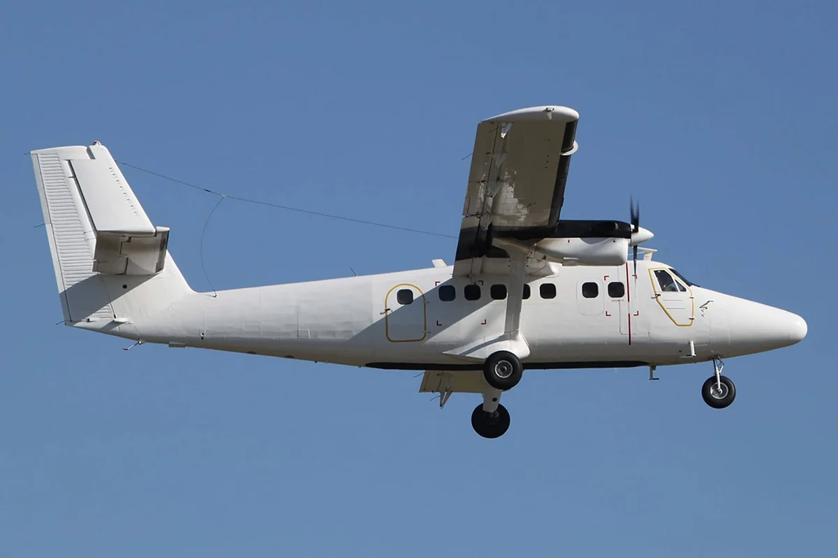 В Южно-Сахалинске самолет DHC-6-400 совершил аварийную посадку