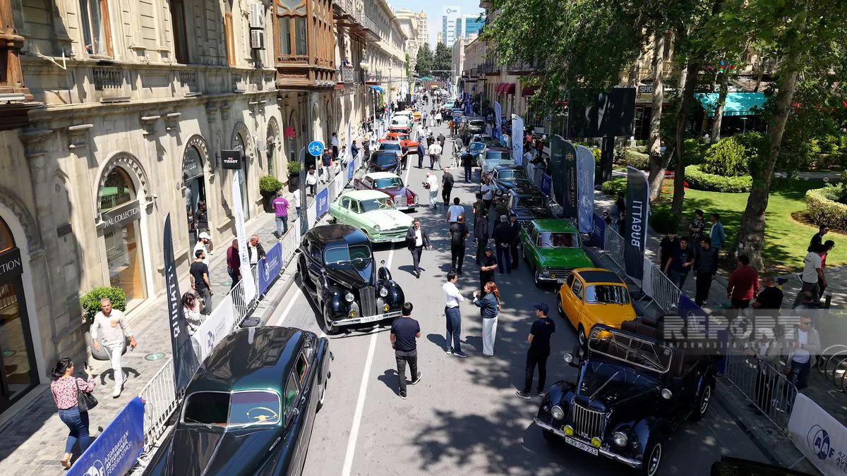 Российский турист: Выставка ретро-автомобилей в центре Баку вызывает чувство ностальгии