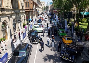 Российский турист: Выставка ретро-автомобилей в центре Баку вызывает чувство ностальгии