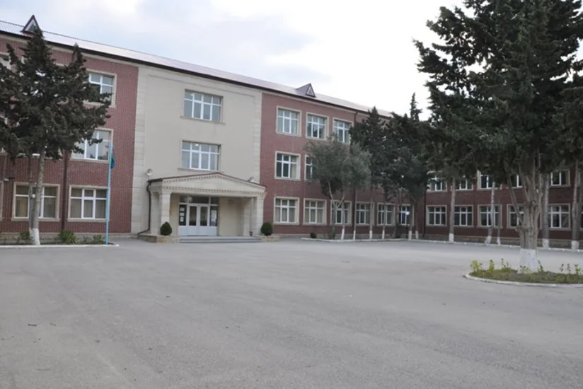 В бакинской школе опровергли утверждения о том, что учителя закрыли двери и оставили учеников внутри