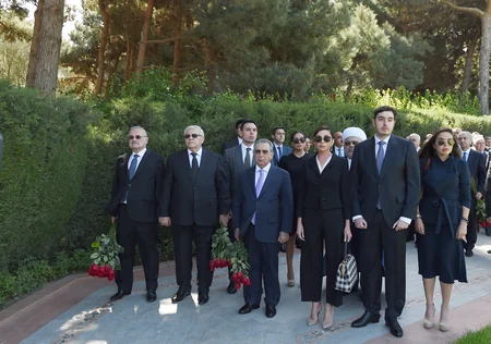 Azərbaycan Prezidenti Ümummilli Lider Heydər Əliyevin məzarını ziyarət edib