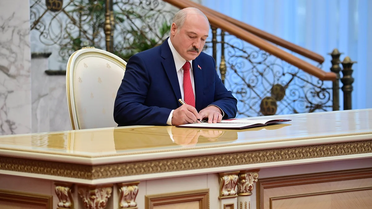 Lukaşenko Belarus xalqının soyqırımı haqqında qanun imzalayıb
