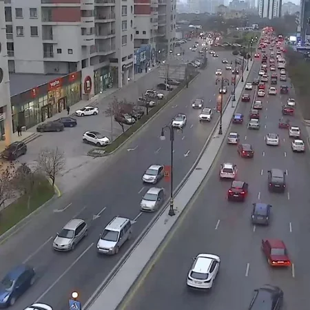 Bakının bir sıra yollarında nəqliyyatın sıxlığı müşahidə edilir