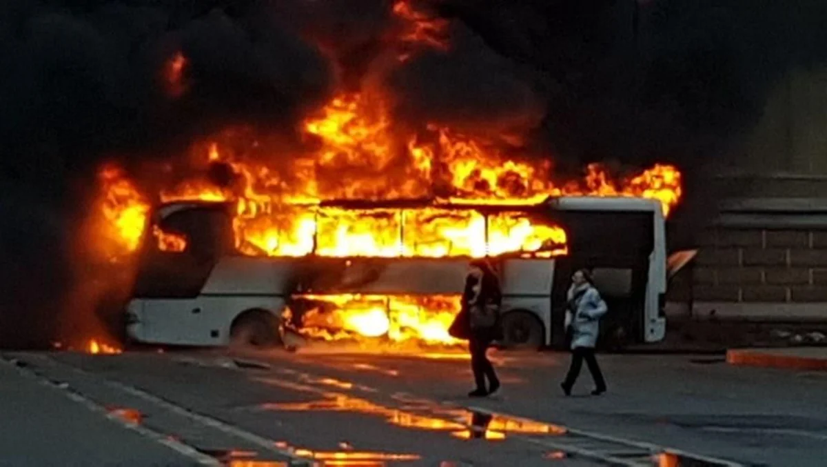 В Санкт-Петербурге дотла сгорел туристический автобус