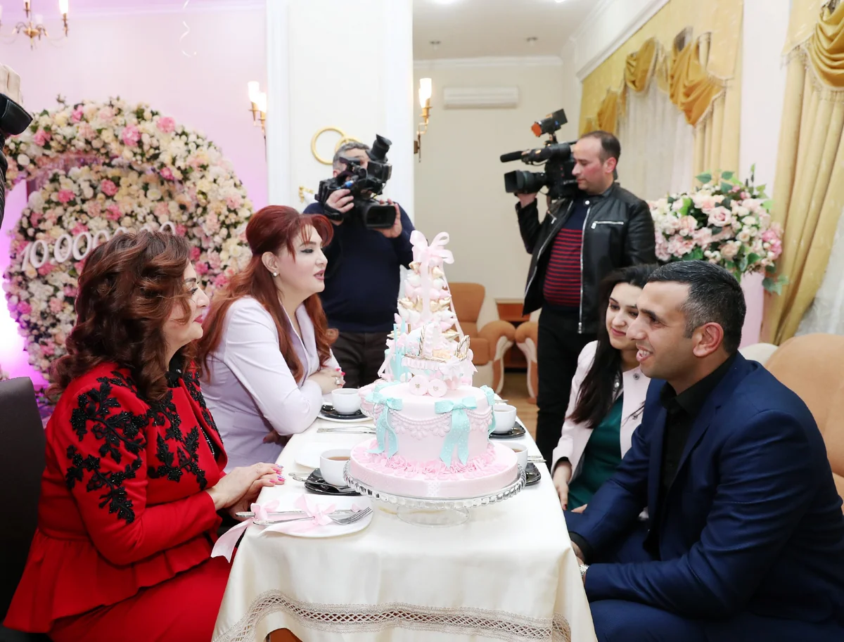 Azərbaycanın 10 milyonuncu sakininin doğum haqqında şəhadətnaməsi onun valideynlərinə təqdim olunub