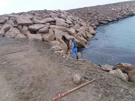 Bakıda dəniz sahilində üzən istiqamətverici nişan tapılıb