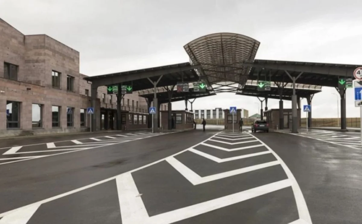 Azerbaijan extends term of border closure with Iran