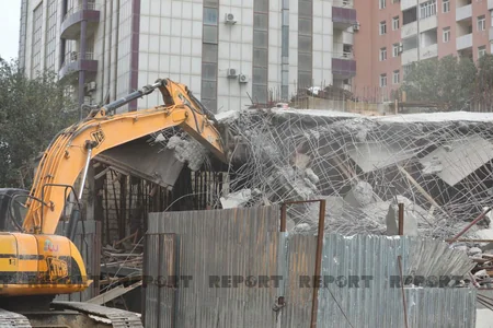 Bakıda tikilməkdə olan çoxmərtəbəli bina qanunsuz olduğuna görə sökülür - YENİLƏNİB
