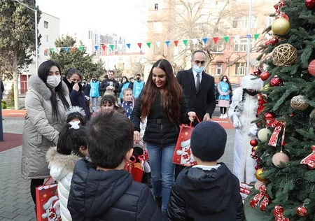 Leyla Əliyeva Bakıda abadlaşdırılan daha bir həyətin açılışını edib, ağac əkib