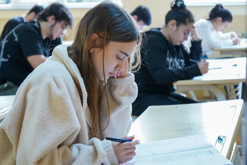 Bu gün 53 mindən artıq şagird buraxılış imtahanı verib - YENİLƏNİB