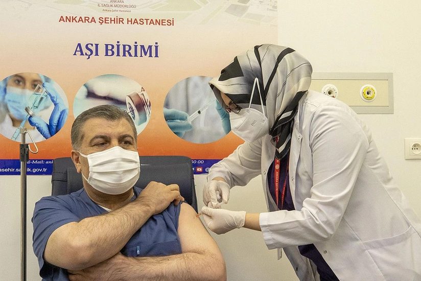 Türkiyənin səhiyyə naziri canlı yayımda peyvənd edildi