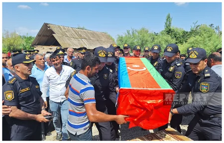 Bakıda silahlı insident zamanı həlak olan polislər dəfn edilib - YENİLƏNİB