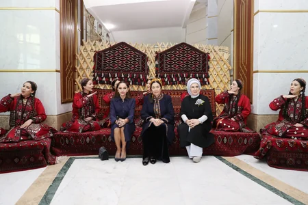 Mehriban Əliyeva Türkmənbaşı şəhərində təsviri və dekorativ sənət əsərlərindən ibarət sərgilərlə tanış olub