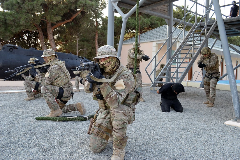 Azerbaijani defense minister attends graduation ceremony of Marines Commando Basic Courses