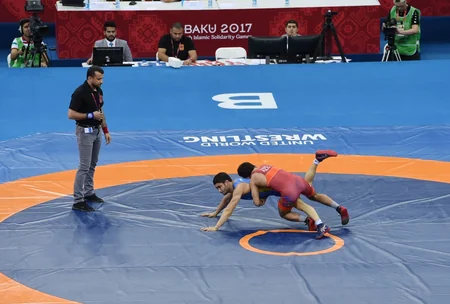 Mehriban Əliyeva İslamiadanın çempionu olan qadın güləşçimizə qızıl medalı təqdim edib