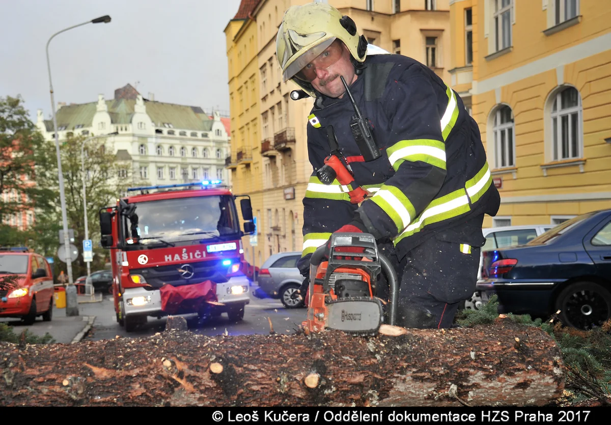 Praqada güclü külək ciddi fəsadlar törədib