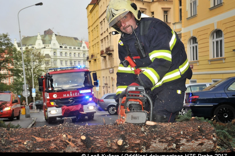 Praqada güclü külək ciddi fəsadlar törədib