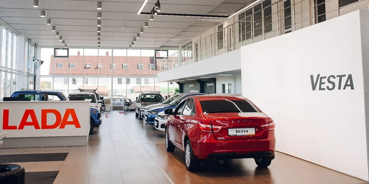 АвтоВАЗ поднял цены на самые популярные модели Lada