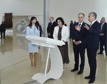 Albaniya Prezidenti və xanımı Heydər Əliyev Mərkəzi ilə tanış olublar