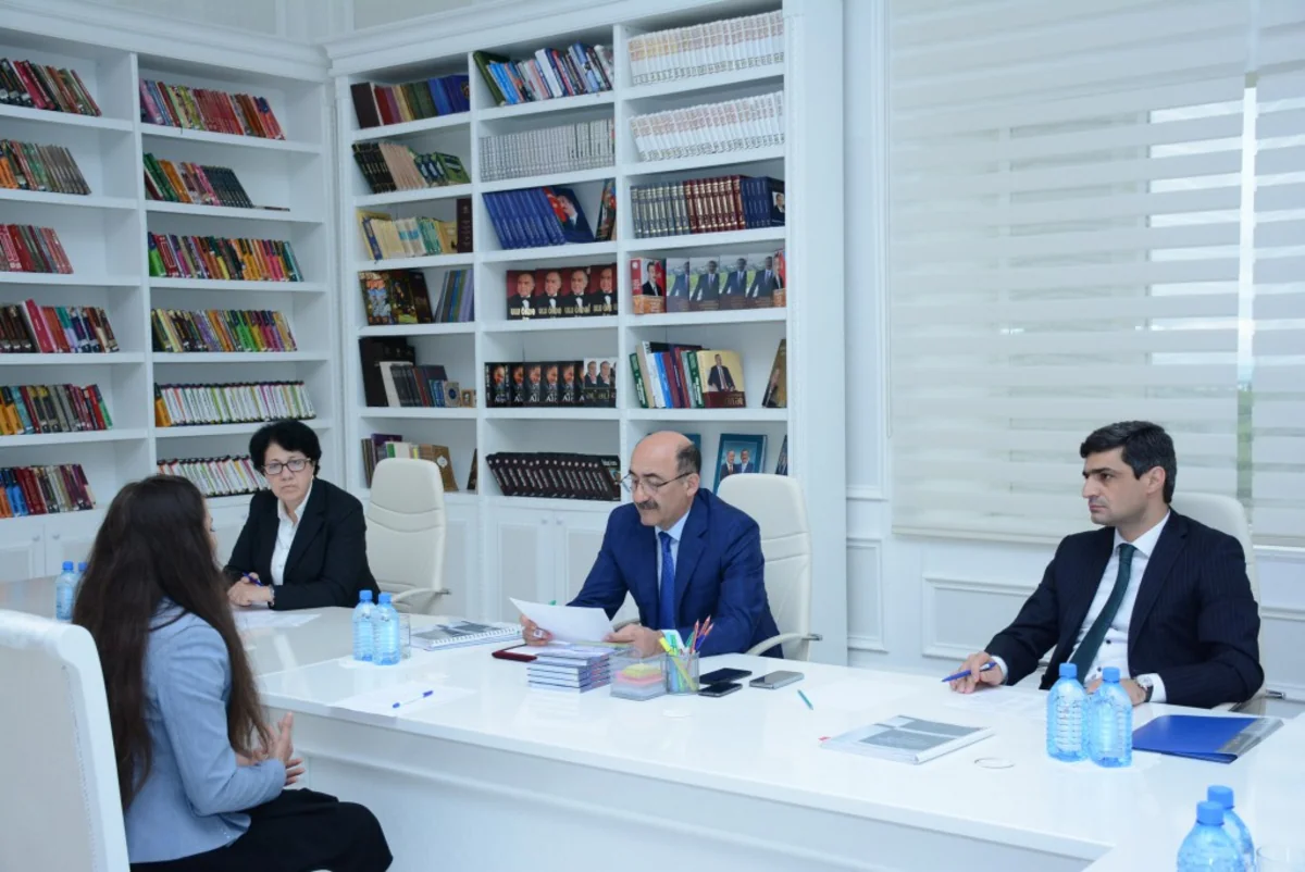 Əbülfəs Qarayev Gəncədə vətəndaşları qəbul edib