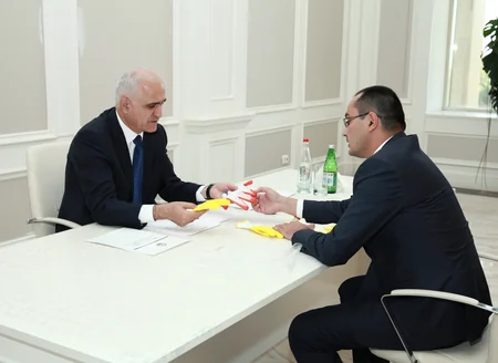 İqtisadiyyat naziri Gəncədə vətəndaşları qəbul edib