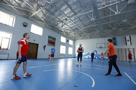 FIDE prezidenti Şəmkirdə basketbol oynayıb