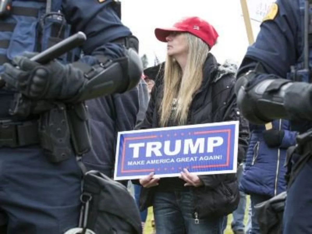 Сторонники и противники Трампа провели акции протеста в Вашингтоне