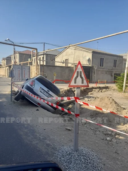 Azəriqazın qazıntı apardığı əraziyə avtomobil aşıb