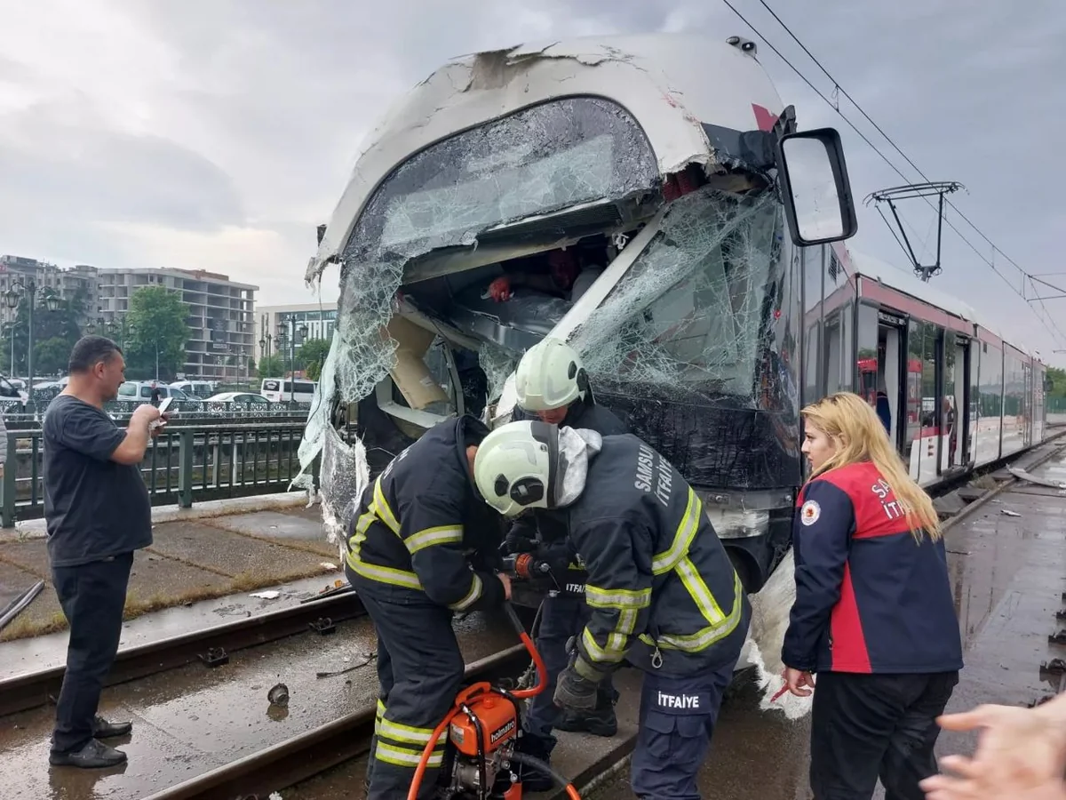 Türkiyədə iki tramvay toqquşub, 20 nəfər yaralanıb