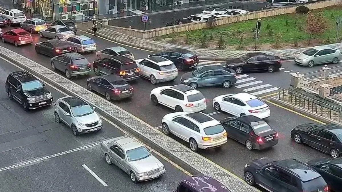 Bakının bir sıra yollarında nəqliyyatın sıxlığı müşahidə olunur
