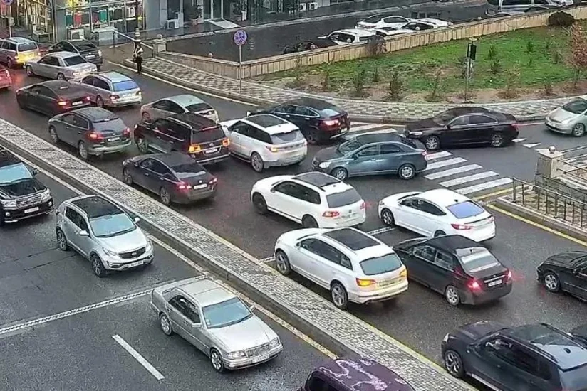Bakının bir sıra yollarında nəqliyyatın sıxlığı müşahidə olunur