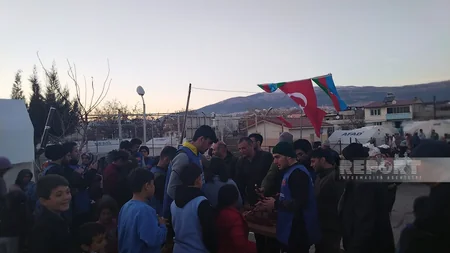 Azərbaycanın könüllü həkimləri ilə iş adamı Kahramanmaraşın daha bir bölgəsində yeməklər paylayıb - YENİLƏNİB
