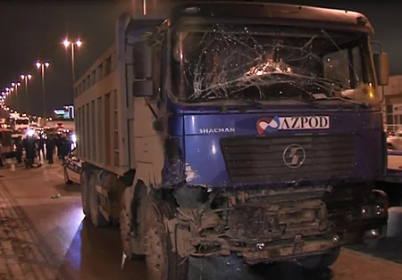 Bakıda Nəqliyyat Nazirliyinin iki maşını qəzaya düşüb, 3 fəhlə xəsarət alıb