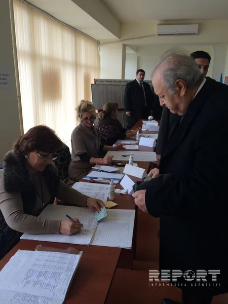 Azərbaycanın keçmiş prezidenti parlament seçkilərində səs verib - FOTO