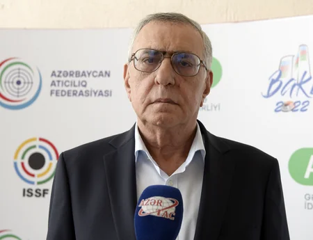 Bakıda məğlub tailandlı qızlar qalib ukraynalıların bayrağı rəngində bant taxıblar