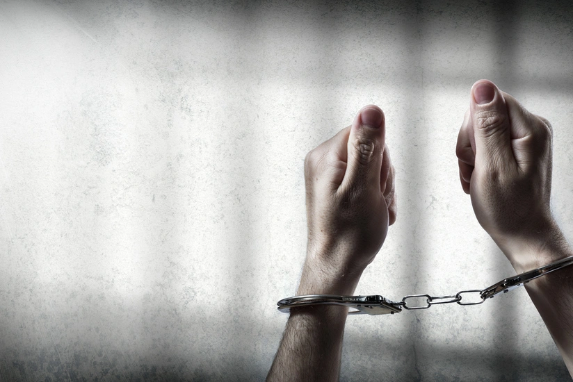 Bakıda evlərdən 11 min manat oğurlamaqda şübhəli bilinən silahlı şəxs saxlanılıb