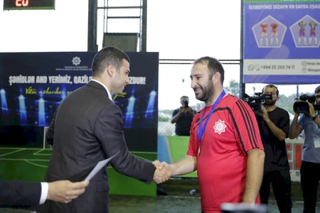 Protezlə təmin edilən qazilər futbol oynayıb