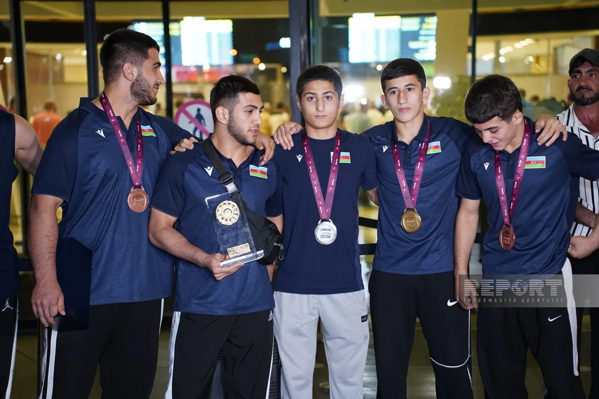 Avropa çempionatında 9 medal qazanan güləşçilər vətənə qayıdıblar