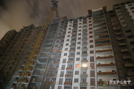 Bakıda güclü küləyin dağıtdığı dam örtüyü ətrafdakı insanlara təhlükə yaradıb - FOTO - VİDEO