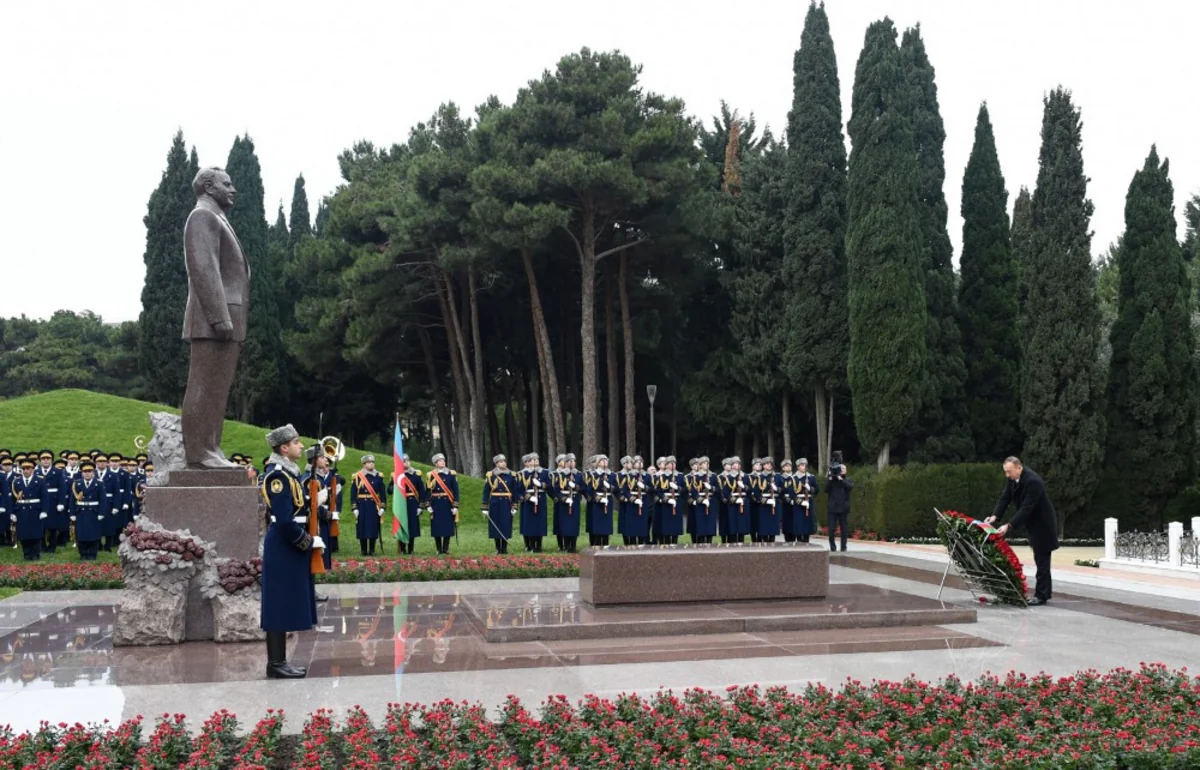 Prezident İlham Əliyev ümummilli lider Heydər Əliyevin məzarını ziyarət edib - FOTO