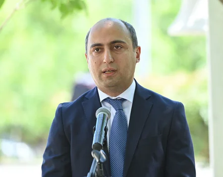 Təhsil naziri müharibədə zərər çəkən məktəbin Son zəng tədbirində iştirak edir