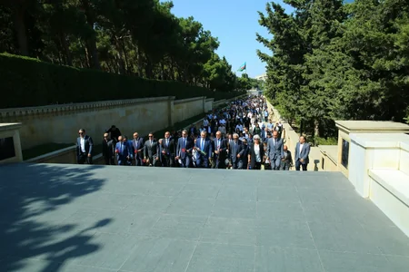 QHT nümayəndələri Anım Günü ilə əlaqədar Fəxri və Şəhidlər xiyabanları ziyarət ediblər